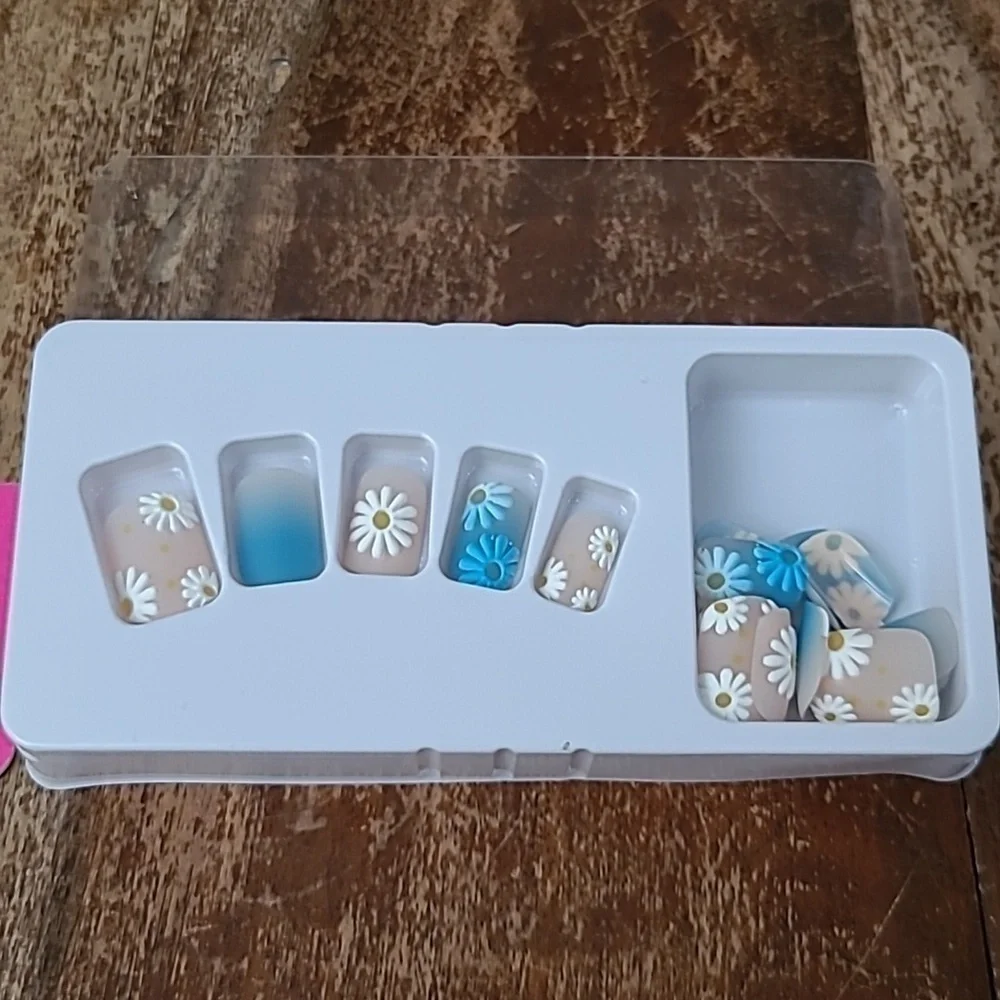 2/16 Blue Boho Ombe Daisy Press on Nails